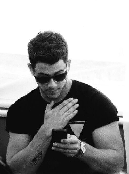 nick jonas texting