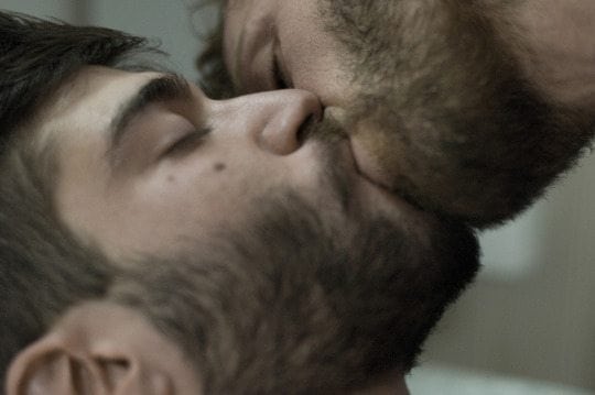 Sărut gay bărbați fierbinți cu barbă părul facial