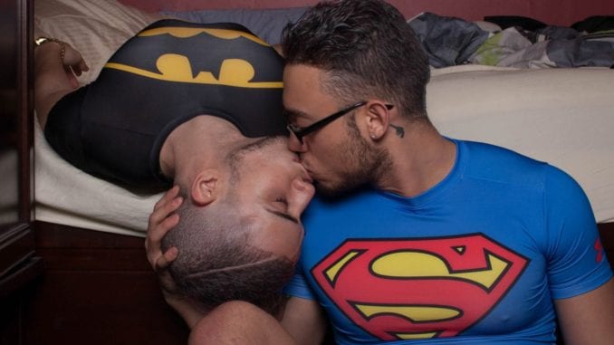 Baiser gay couple de gars mignons qui s'embrassent